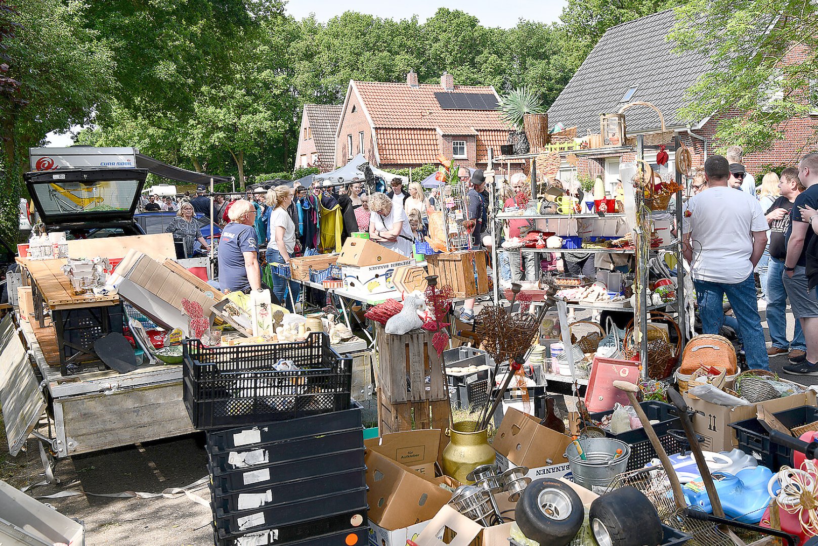 Bummeln und Feilschen beim Flohmarkt in Schwerinsdorf - Bild 31