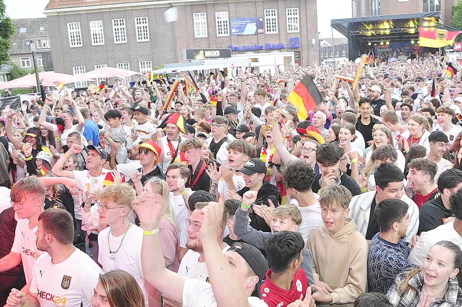 Achtelfinale auf dem Denkmalplatz in Leer - Bild 5