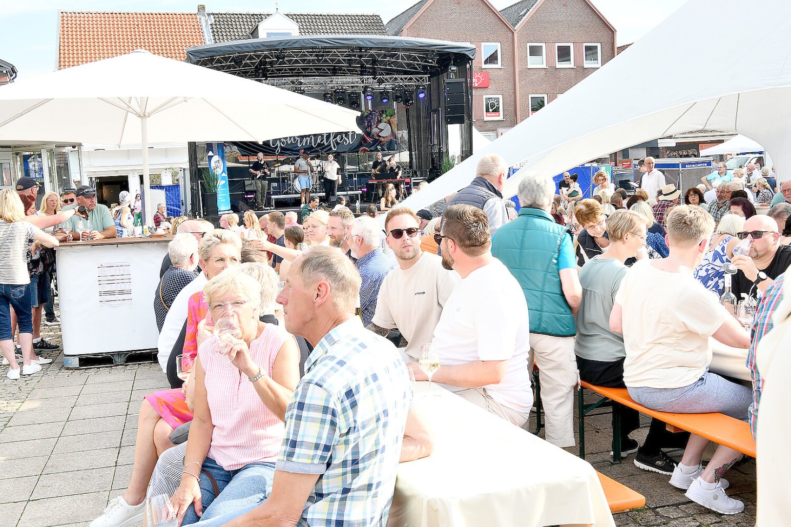 Aurich feierte das Wein- und Gourmetfest  - Bild 25