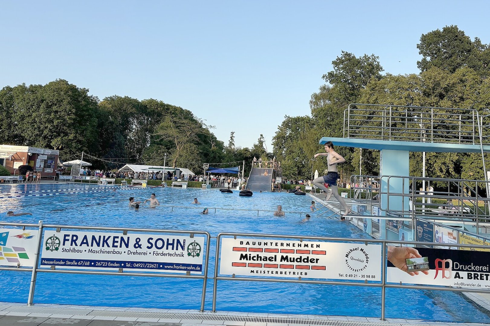 Zum Mitternachtsschwimmen ins Van-Ameren-Bad kommen sie alle - Bild 12