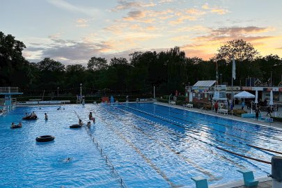 Das war los beim zweiten Mitternachtsschwimmen der Saison - Bild 16