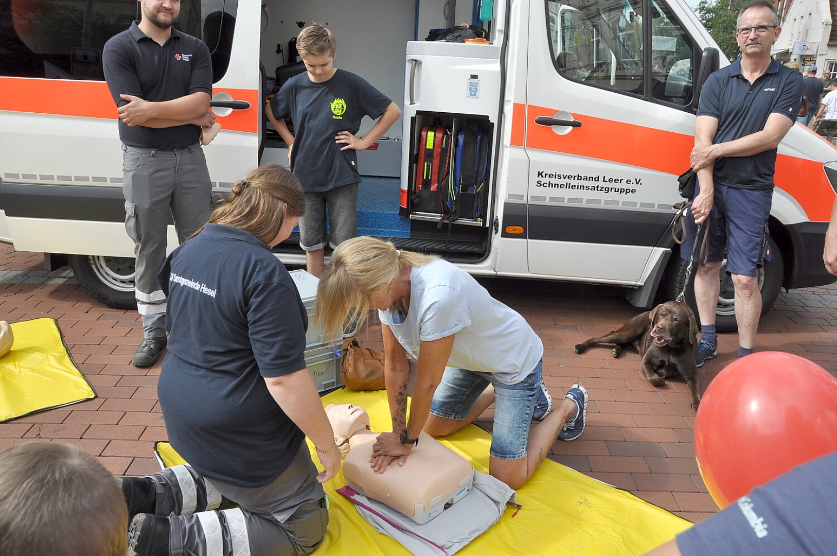 Viel los bei Blaulichttag in Leer - Bild 1