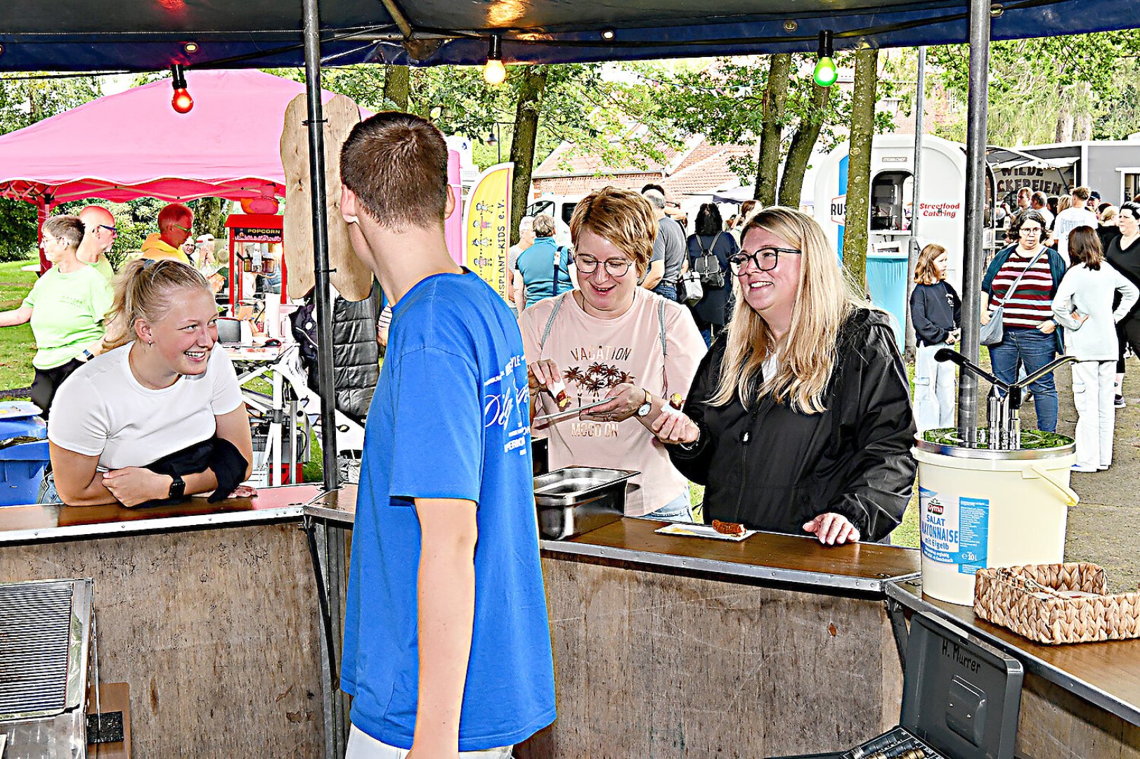 Erster Streetfood-Markt in Hesel gut besucht - Bild 17