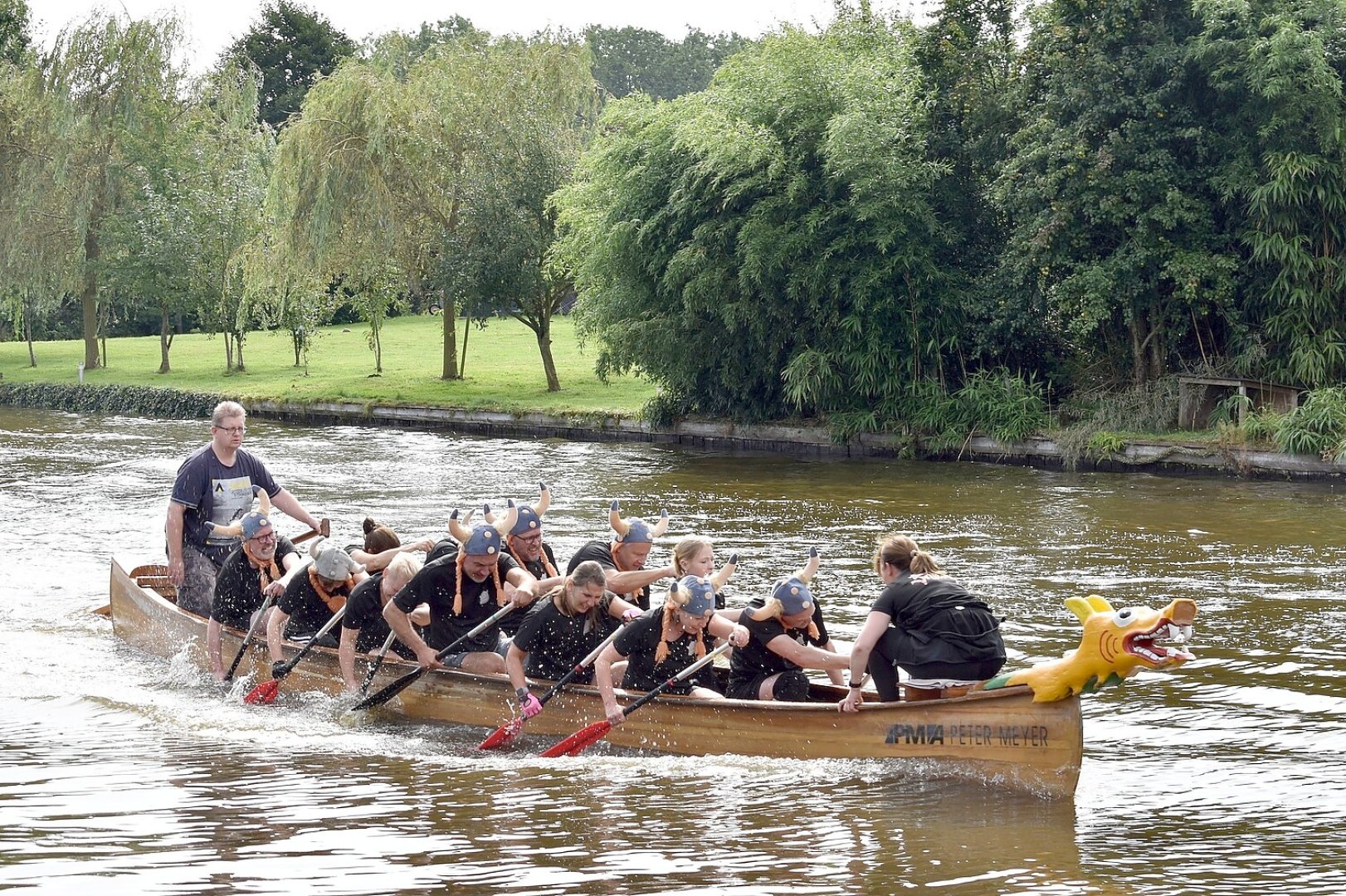 Fesselnde Wettkämpfe beim Drachenbootrennen in Weener - Bild 1