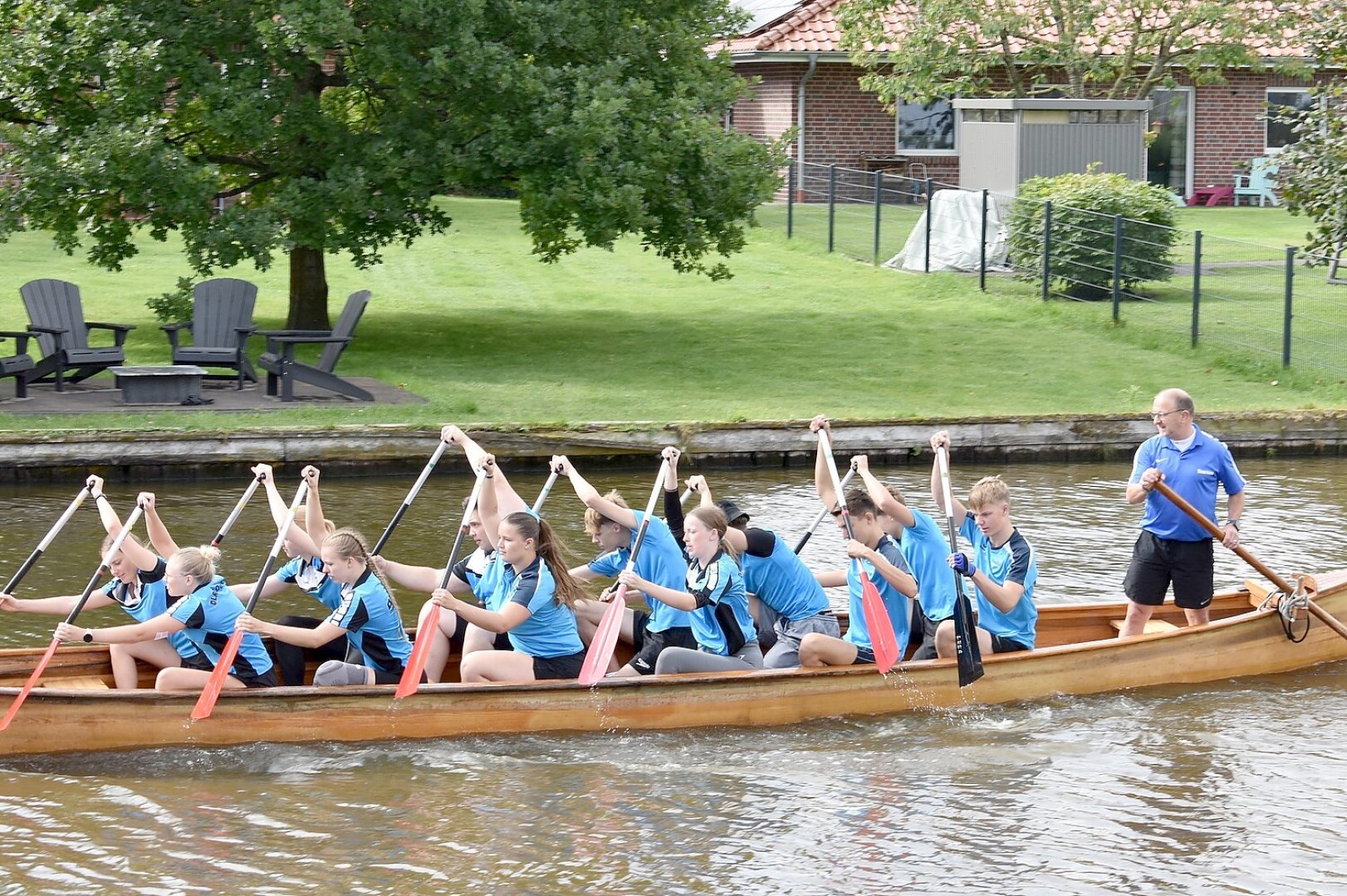 Fesselnde Wettkämpfe beim Drachenbootrennen in Weener - Bild 4