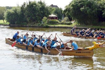 Fesselnde Wettkämpfe beim Drachenbootrennen in Weener - Bild 8