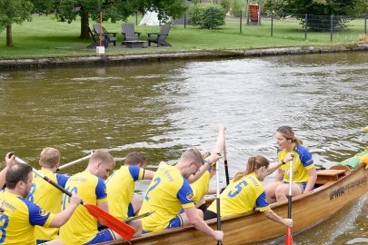 Fesselnde Wettkämpfe beim Drachenbootrennen in Weener - Bild 16