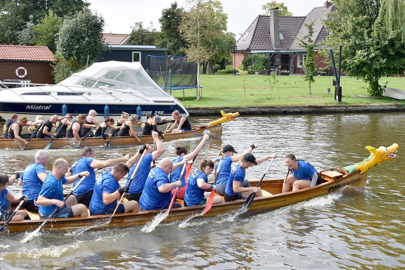 Fesselnde Wettkämpfe beim Drachenbootrennen in Weener - Bild 21