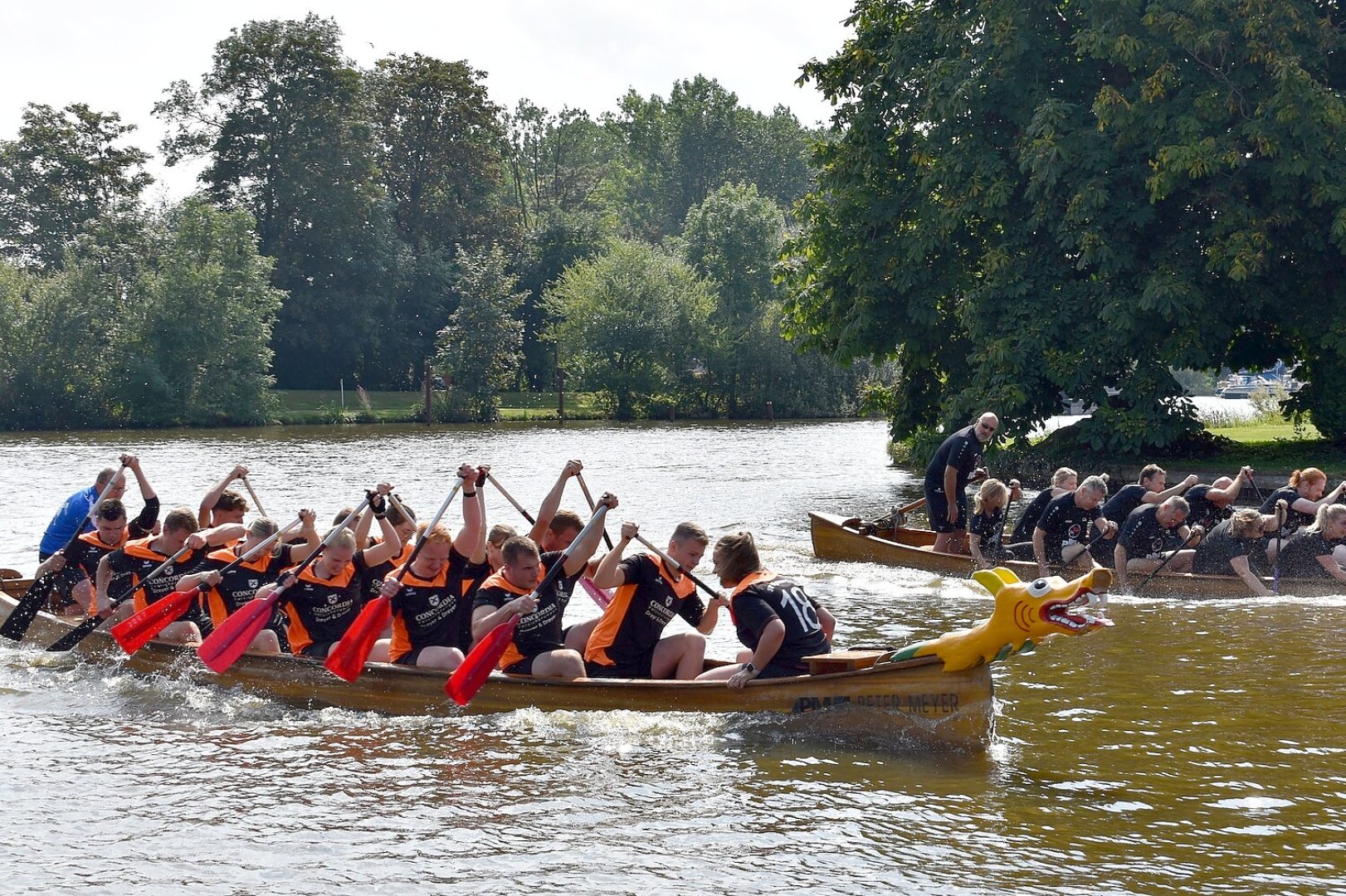 Fesselnde Wettkämpfe beim Drachenbootrennen in Weener - Bild 24