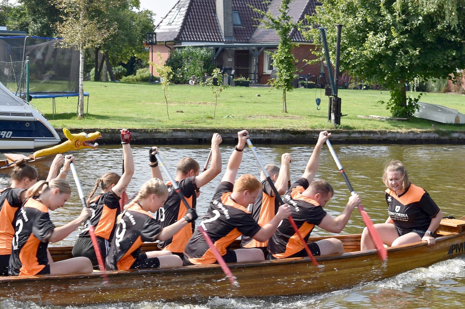 Fesselnde Wettkämpfe beim Drachenbootrennen in Weener - Bild 26