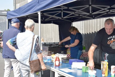 Fesselnde Wettkämpfe beim Drachenbootrennen in Weener - Bild 30