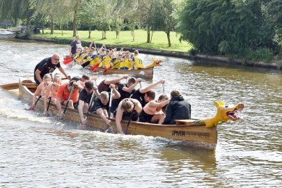 Fesselnde Wettkämpfe beim Drachenbootrennen in Weener - Bild 34