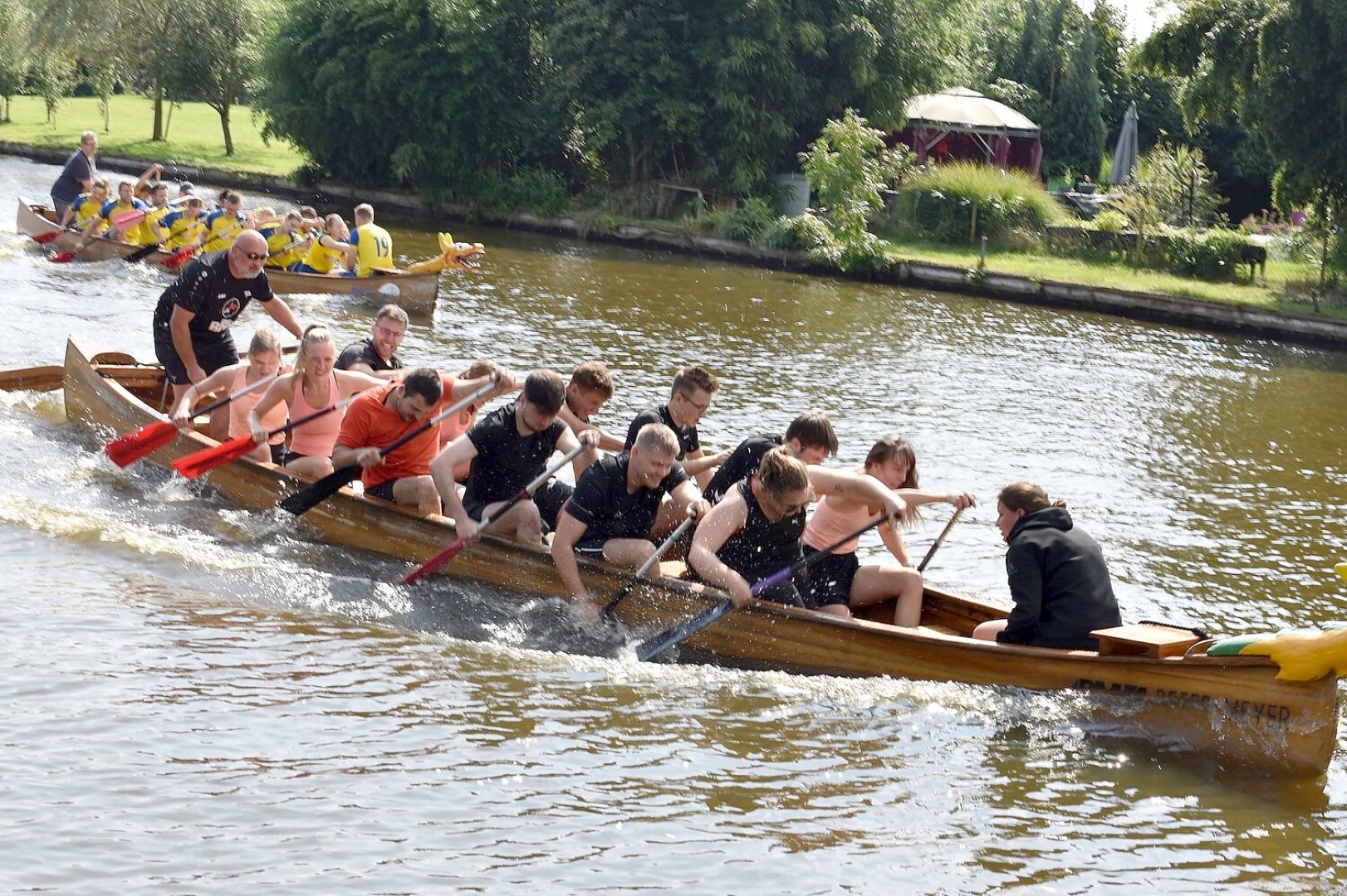 Fesselnde Wettkämpfe beim Drachenbootrennen in Weener - Bild 35