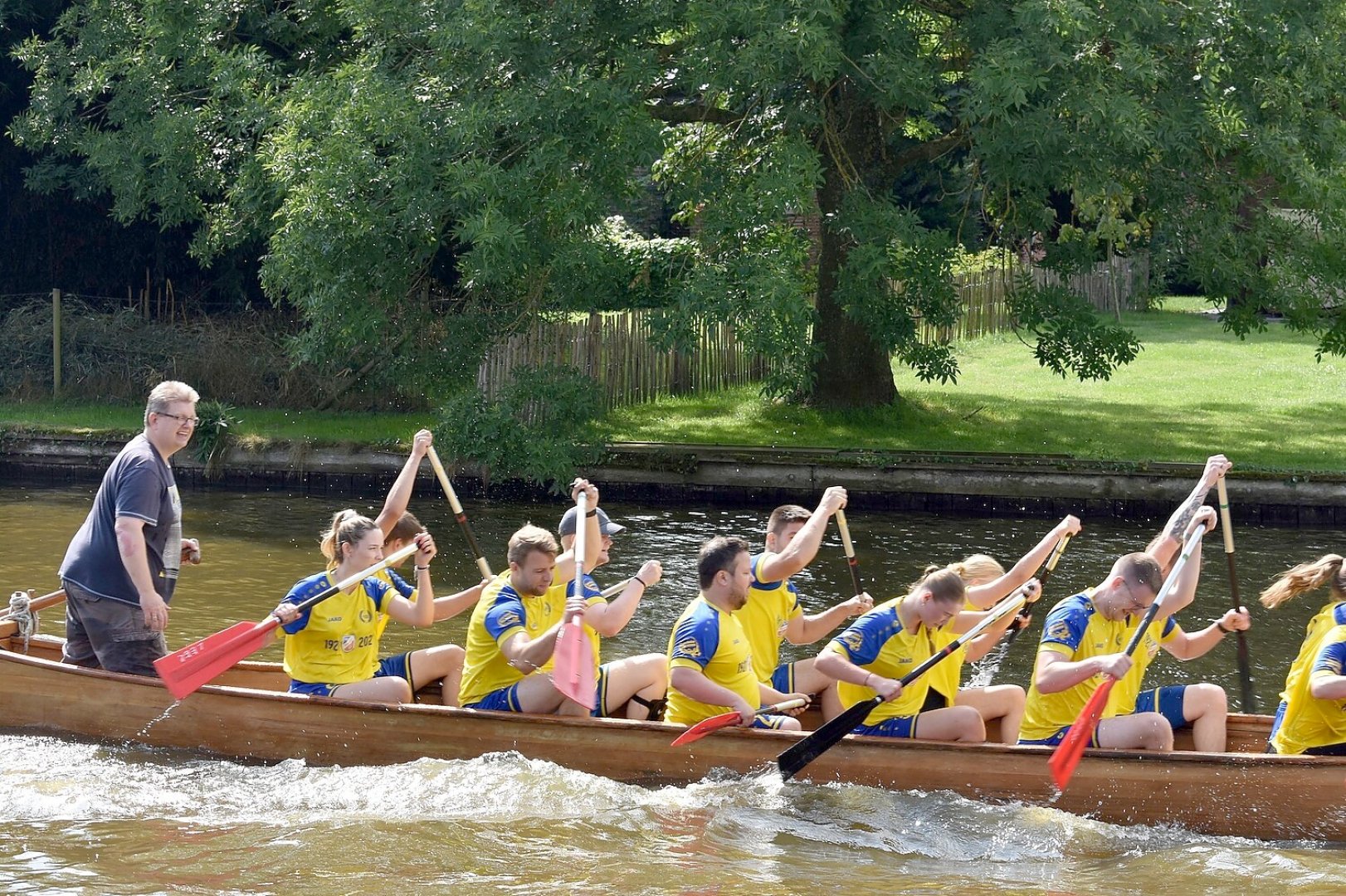 Fesselnde Wettkämpfe beim Drachenbootrennen in Weener - Bild 36