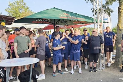 Fesselnde Wettkämpfe beim Drachenbootrennen in Weener - Bild 43