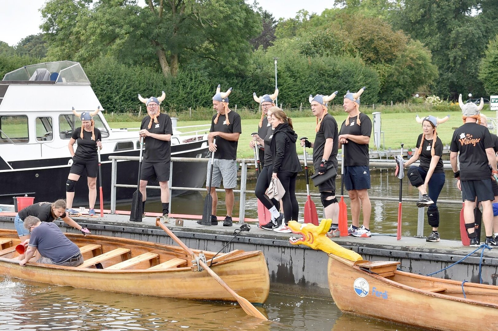 Fesselnde Wettkämpfe beim Drachenbootrennen in Weener - Bild 46