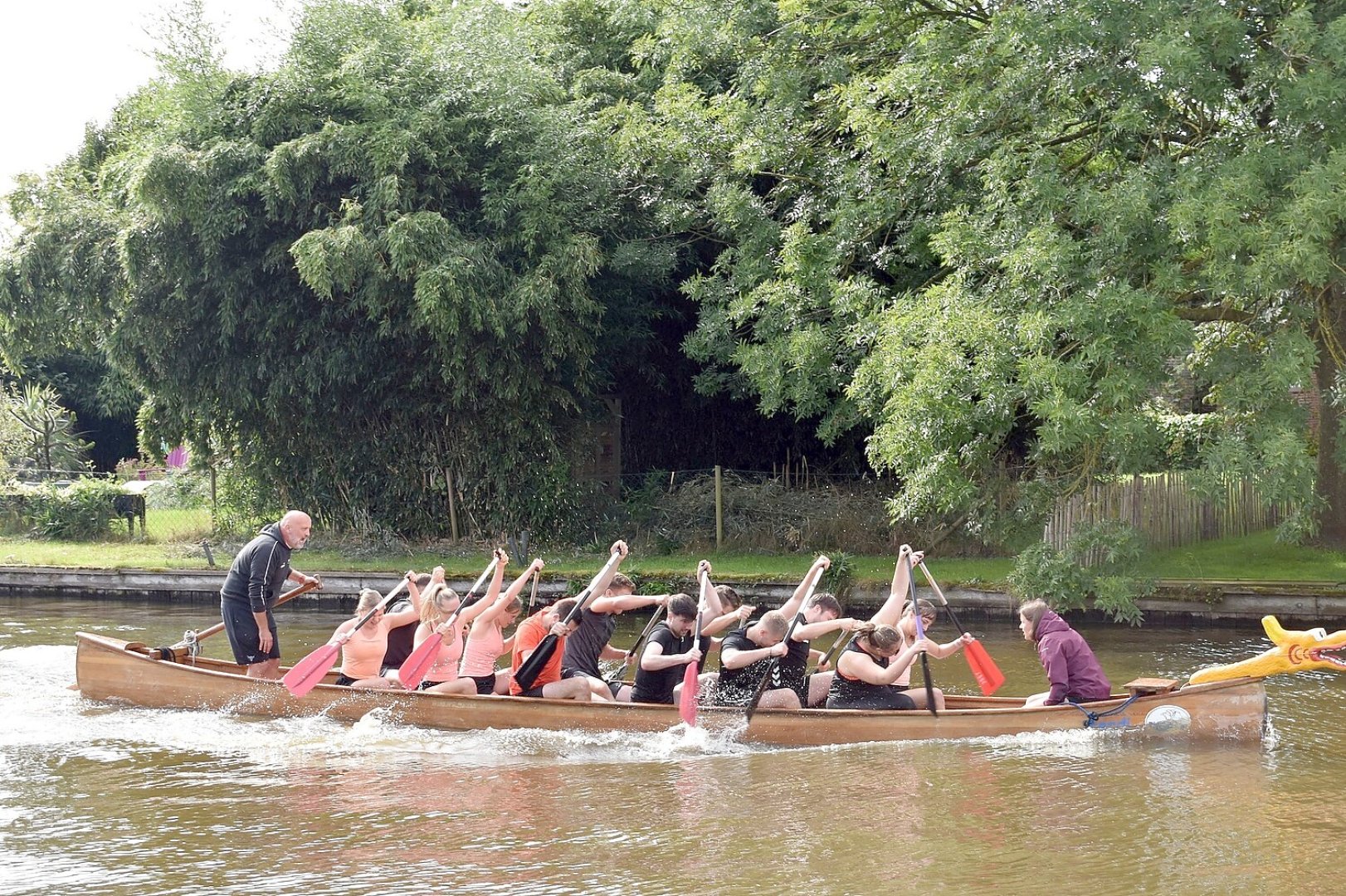 Fesselnde Wettkämpfe beim Drachenbootrennen in Weener - Bild 47