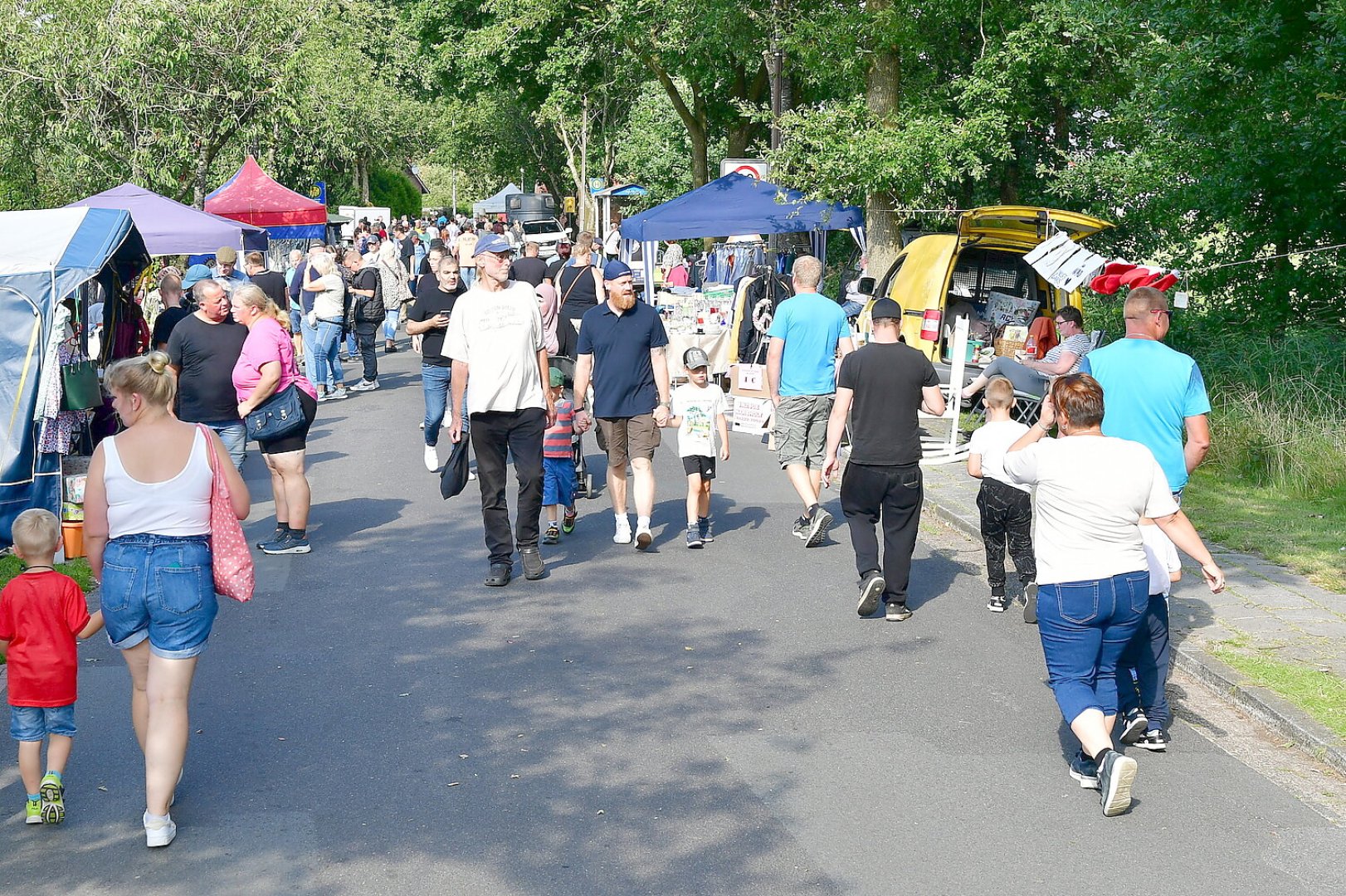 Flohmarkt Simonswolde - Flanieren bis der Regen kam - Bild 1