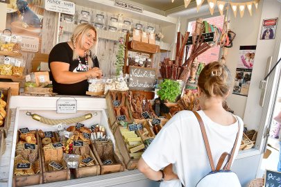 Flohmarkt Simonswolde - Flanieren bis der Regen kam - Bild 5