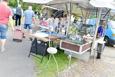 Flohmarkt Simonswolde - Flanieren bis der Regen kam - Bild 8