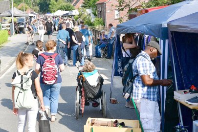 Flohmarkt Simonswolde - Flanieren bis der Regen kam - Bild 12