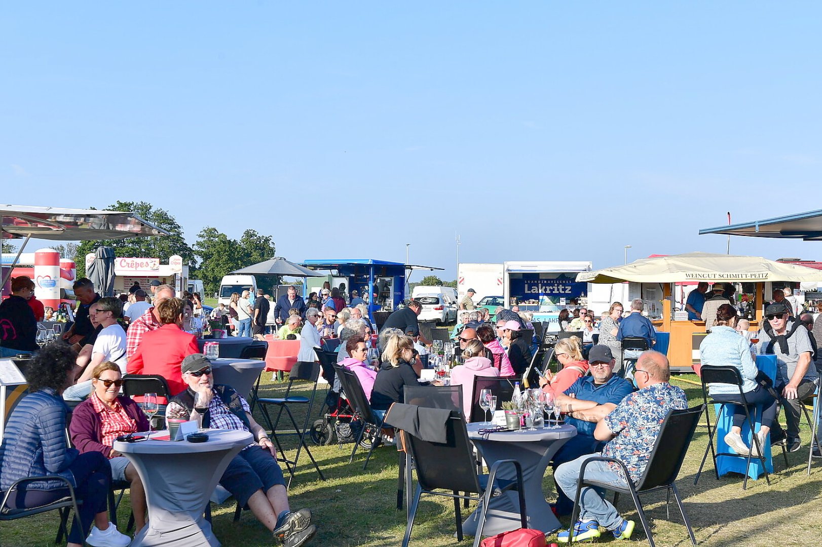 Weinfest in Greetsiel kommt gut an - Bild 8