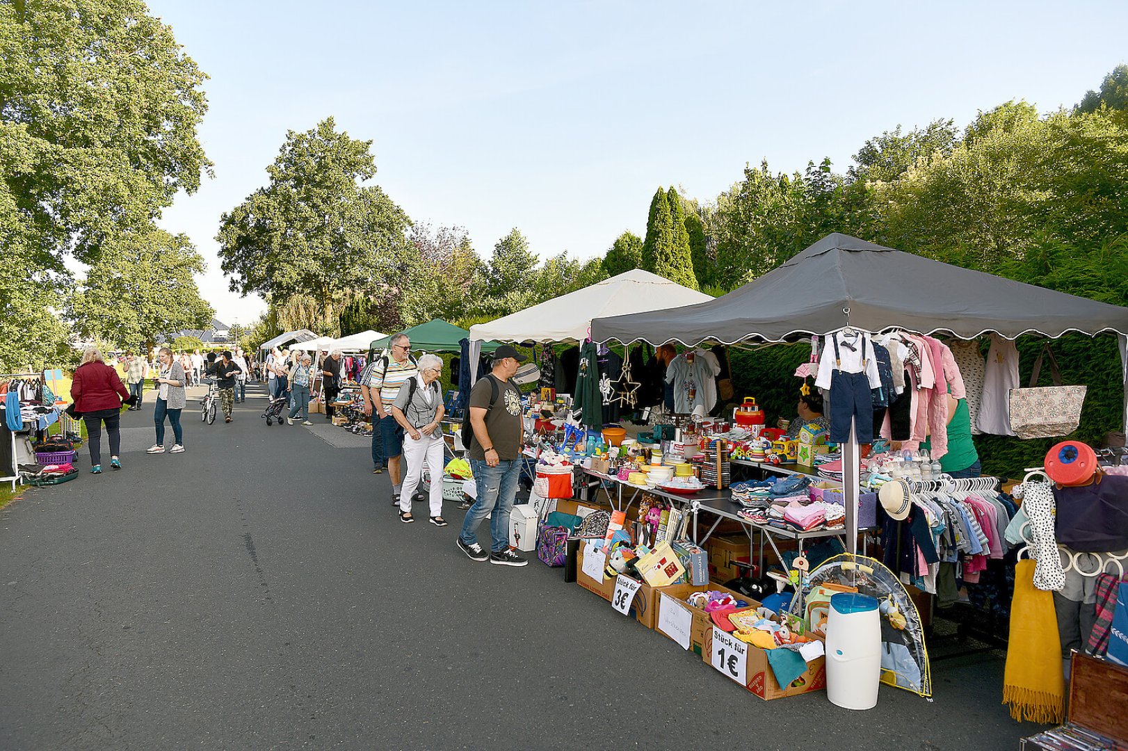 Jannburger Weg in Wiesmoor wurde zur Flohmarktmeile - Bild 2