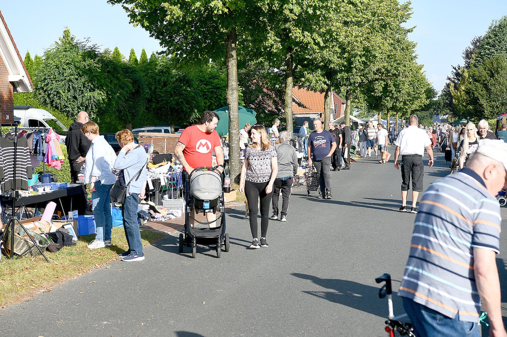 Jannburger Weg in Wiesmoor wurde zur Flohmarktmeile - Bild 6