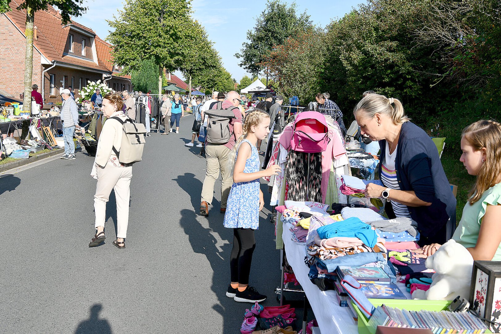 Jannburger Weg in Wiesmoor wurde zur Flohmarktmeile - Bild 8