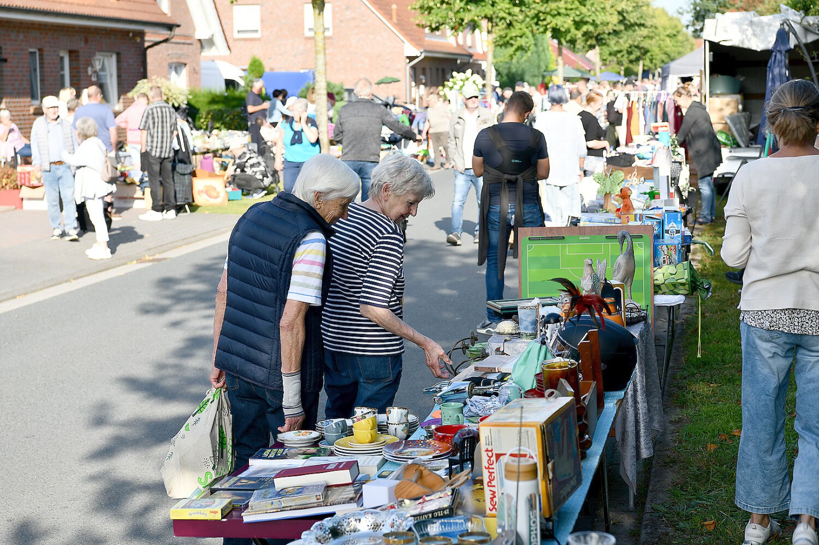 Jannburger Weg in Wiesmoor wurde zur Flohmarktmeile - Bild 9