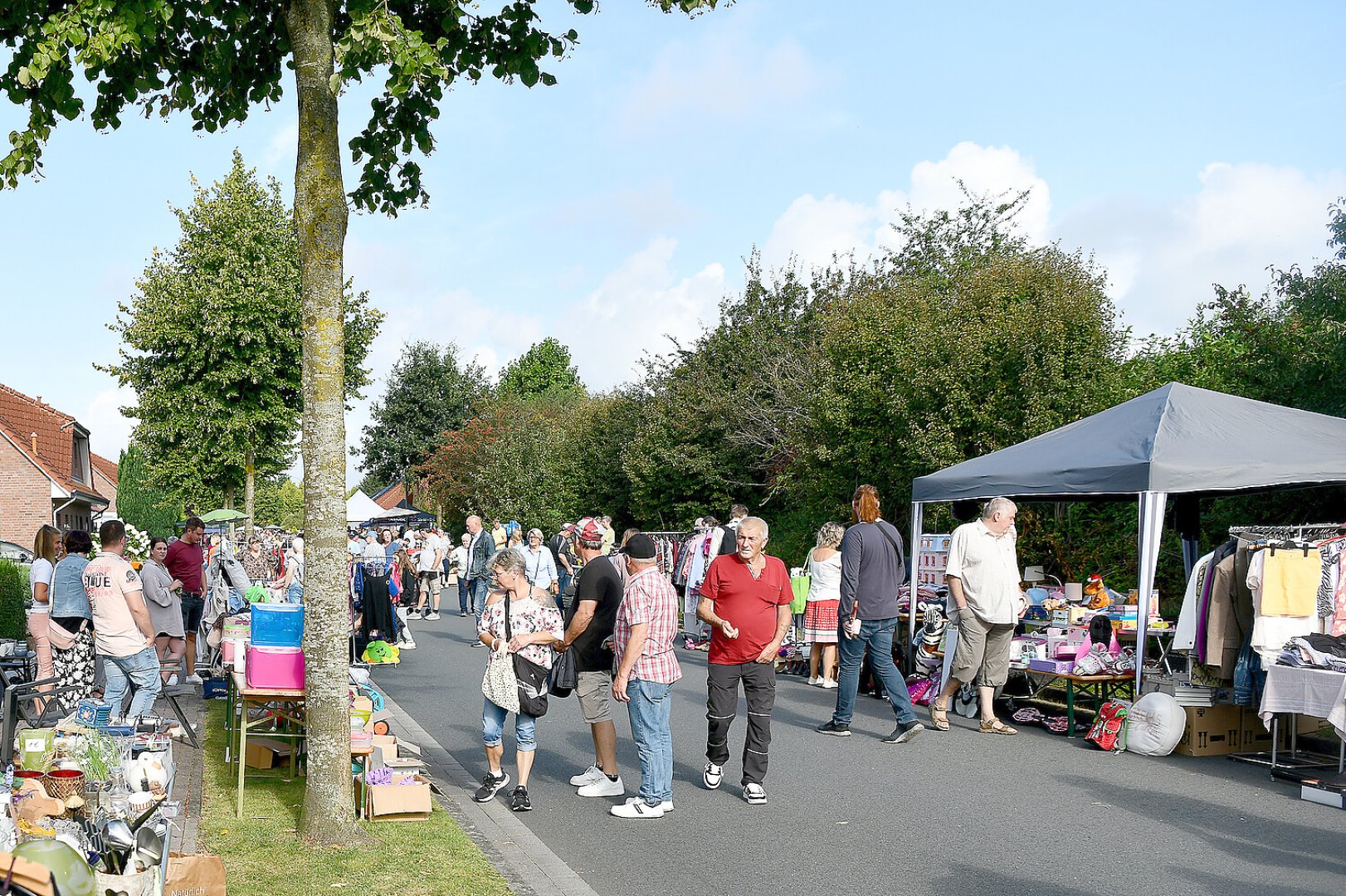 Jannburger Weg in Wiesmoor wurde zur Flohmarktmeile - Bild 23