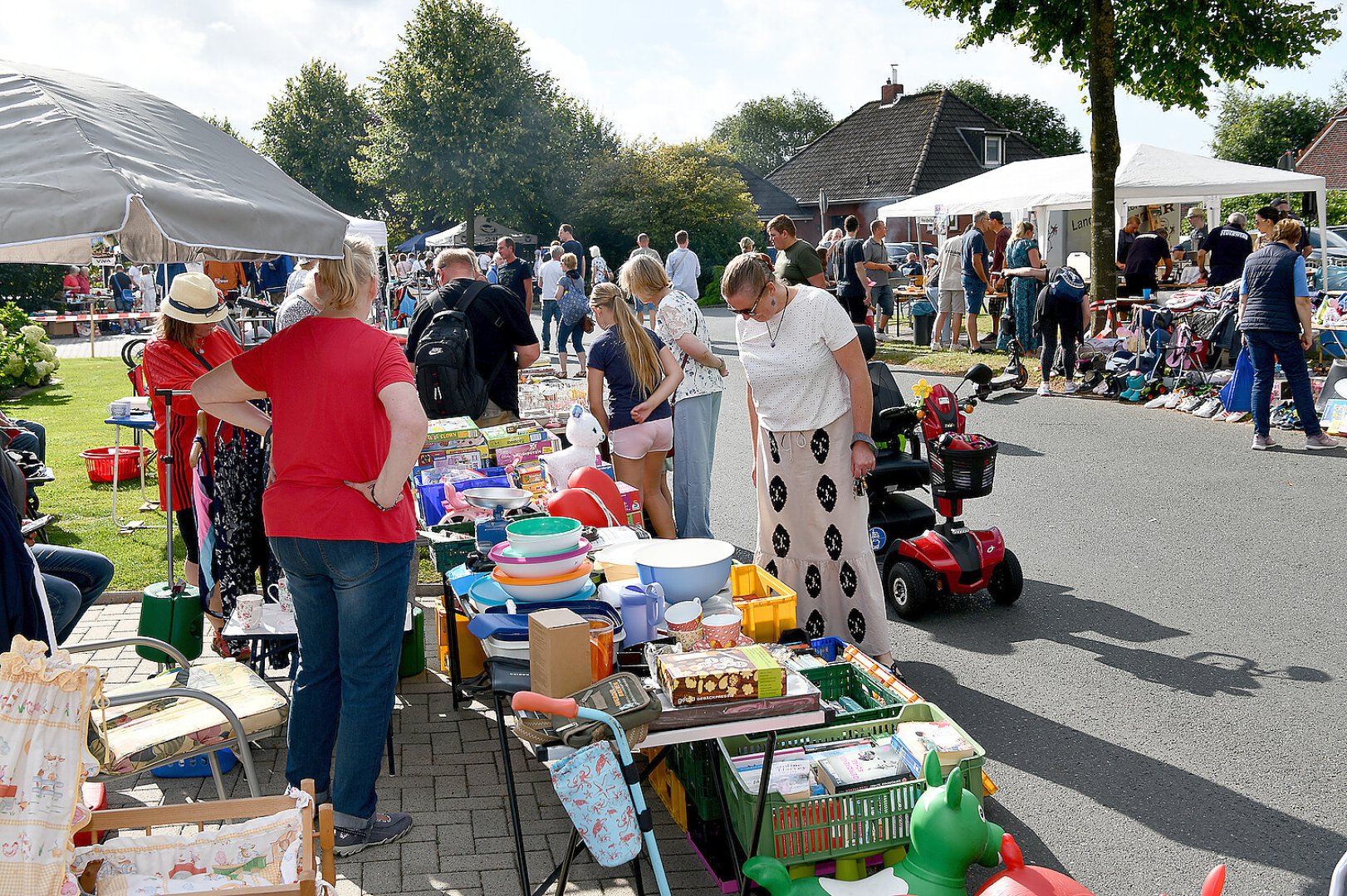 Jannburger Weg in Wiesmoor wurde zur Flohmarktmeile - Bild 36