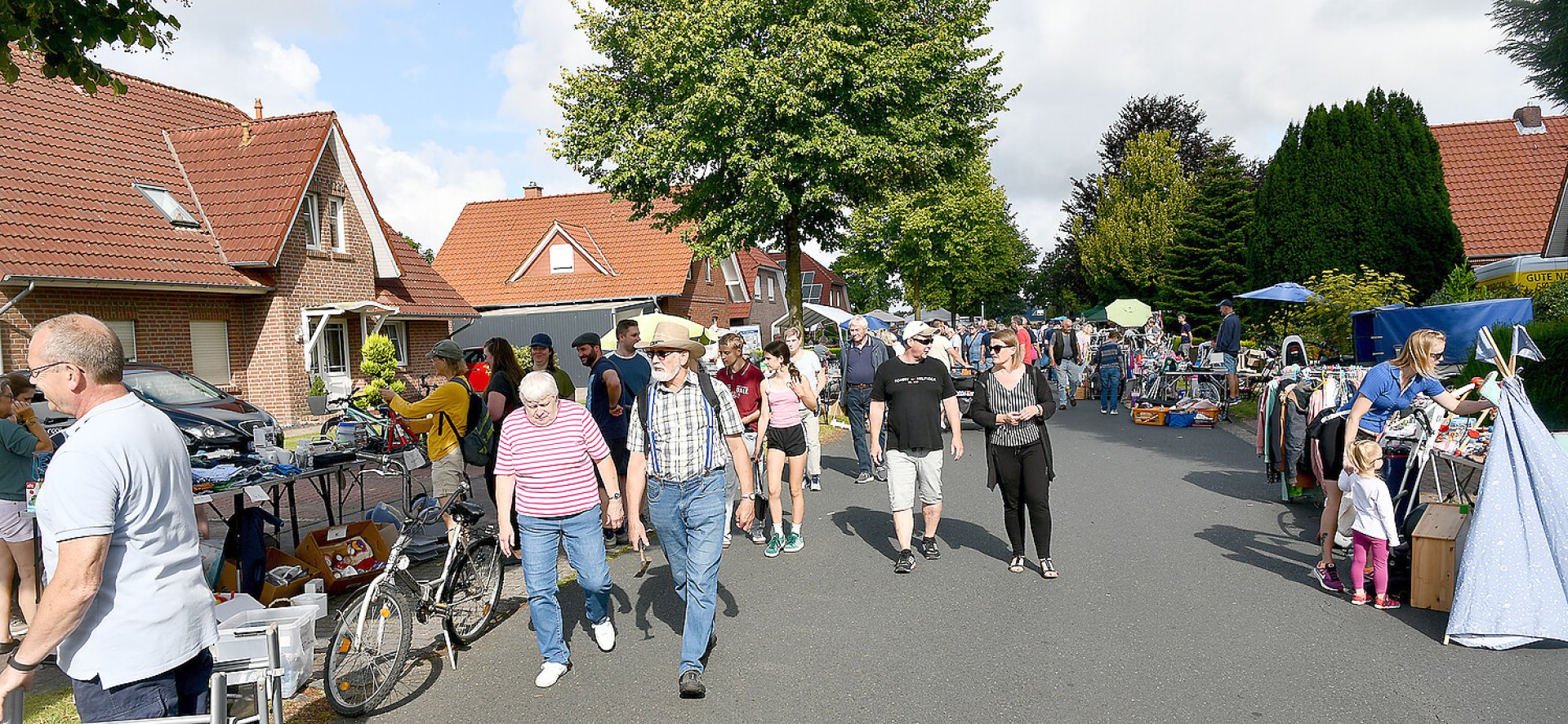 Jannburger Weg in Wiesmoor wurde zur Flohmarktmeile - Bild 45