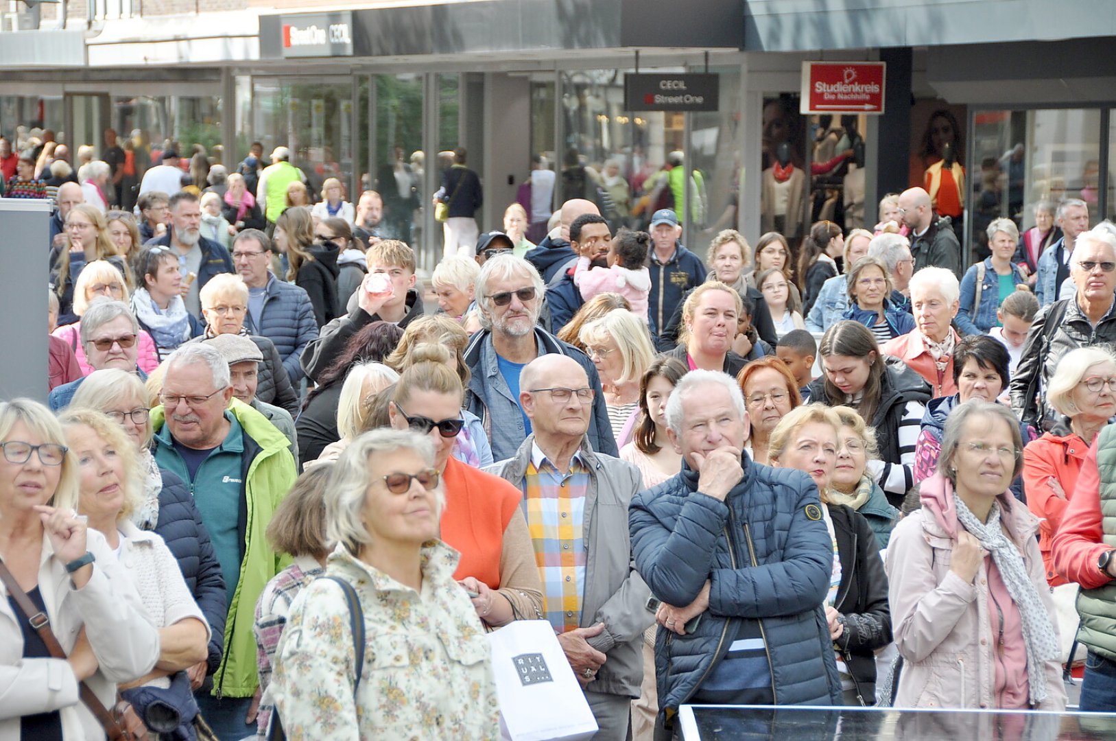 Modenacht und Trödelmarkt in Leer - Bild 12