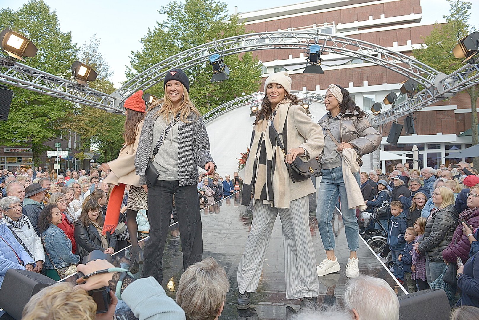 Modenacht und Trödelmarkt in Leer - Bild 30