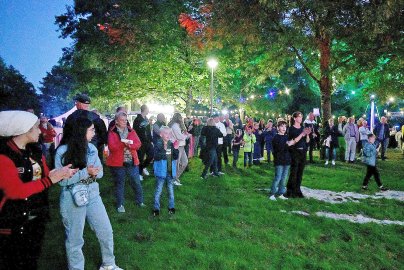 Flammen im Park fasziniert in Oldersum - Bild 12