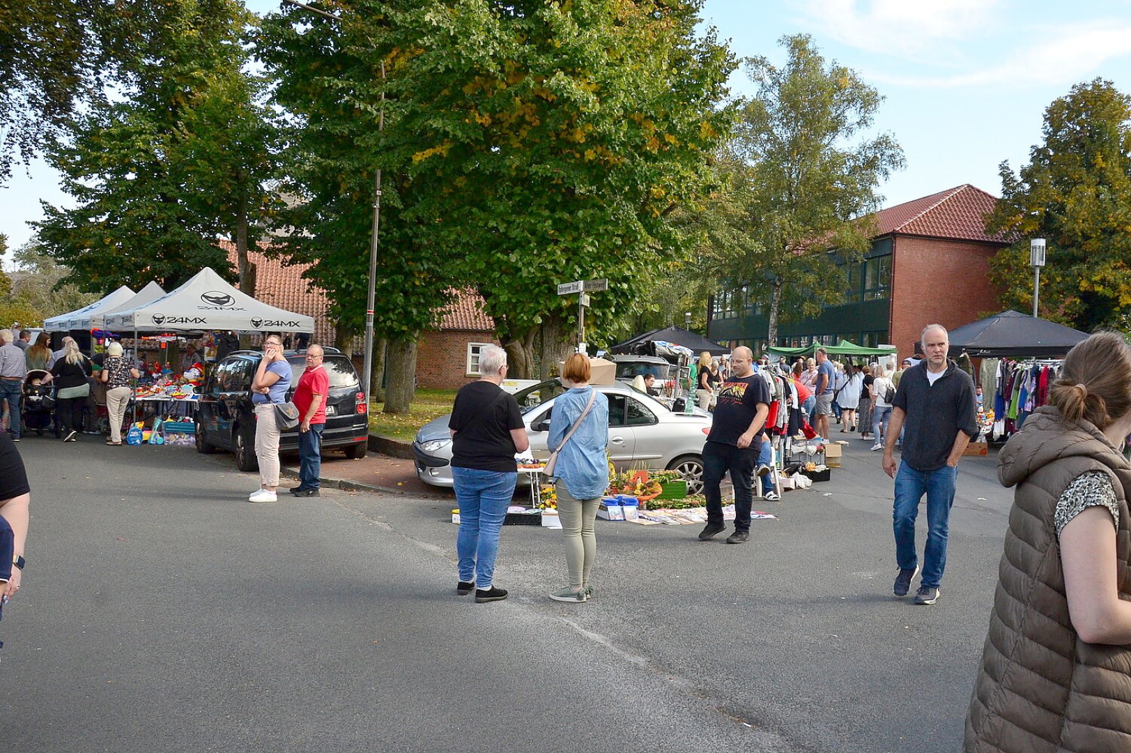 Herbstmarkt Remels bei Sonnenschein gut besucht - Bild 14