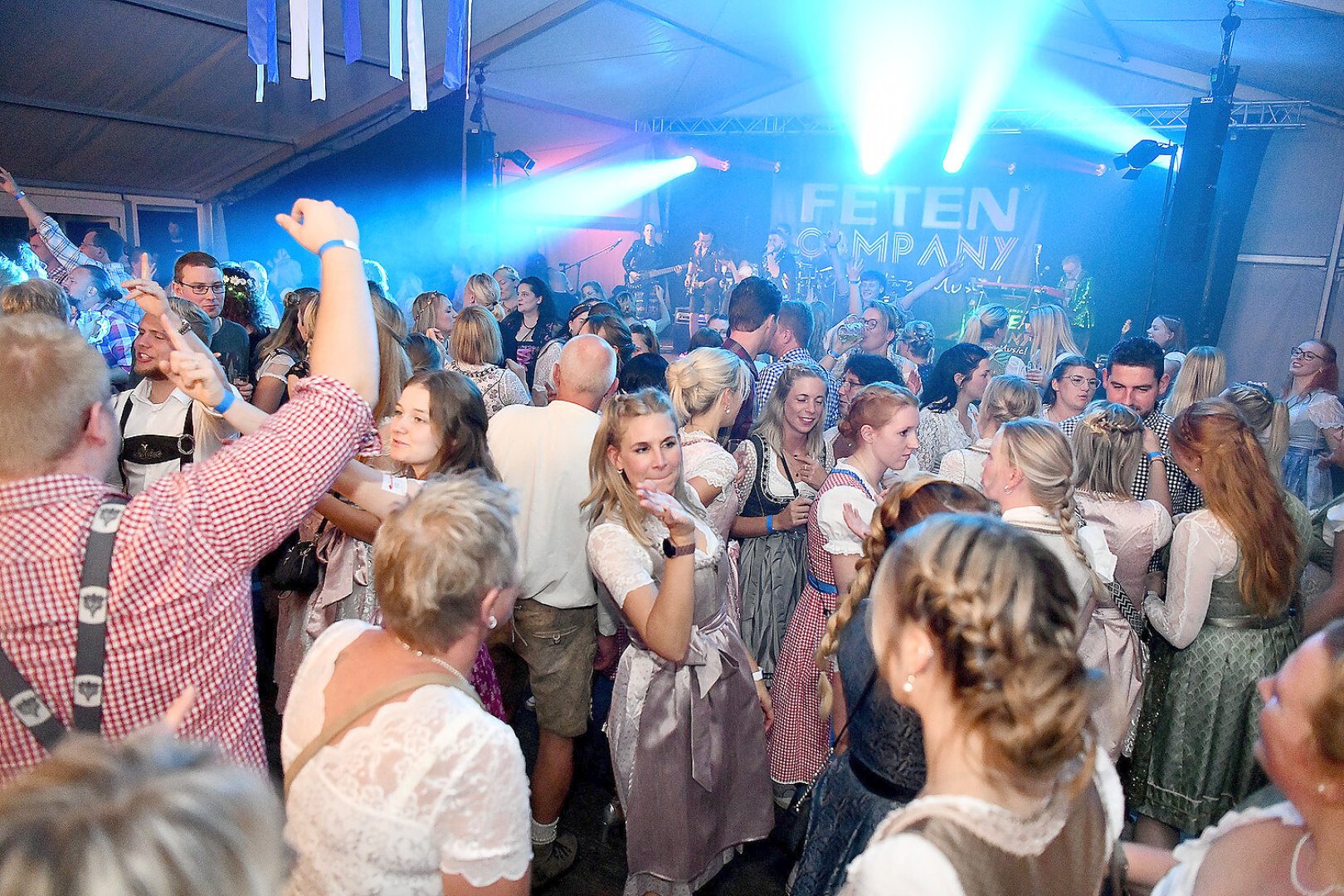 Stimmung bei Oktoberfest in Holtland steigt - Bild 1