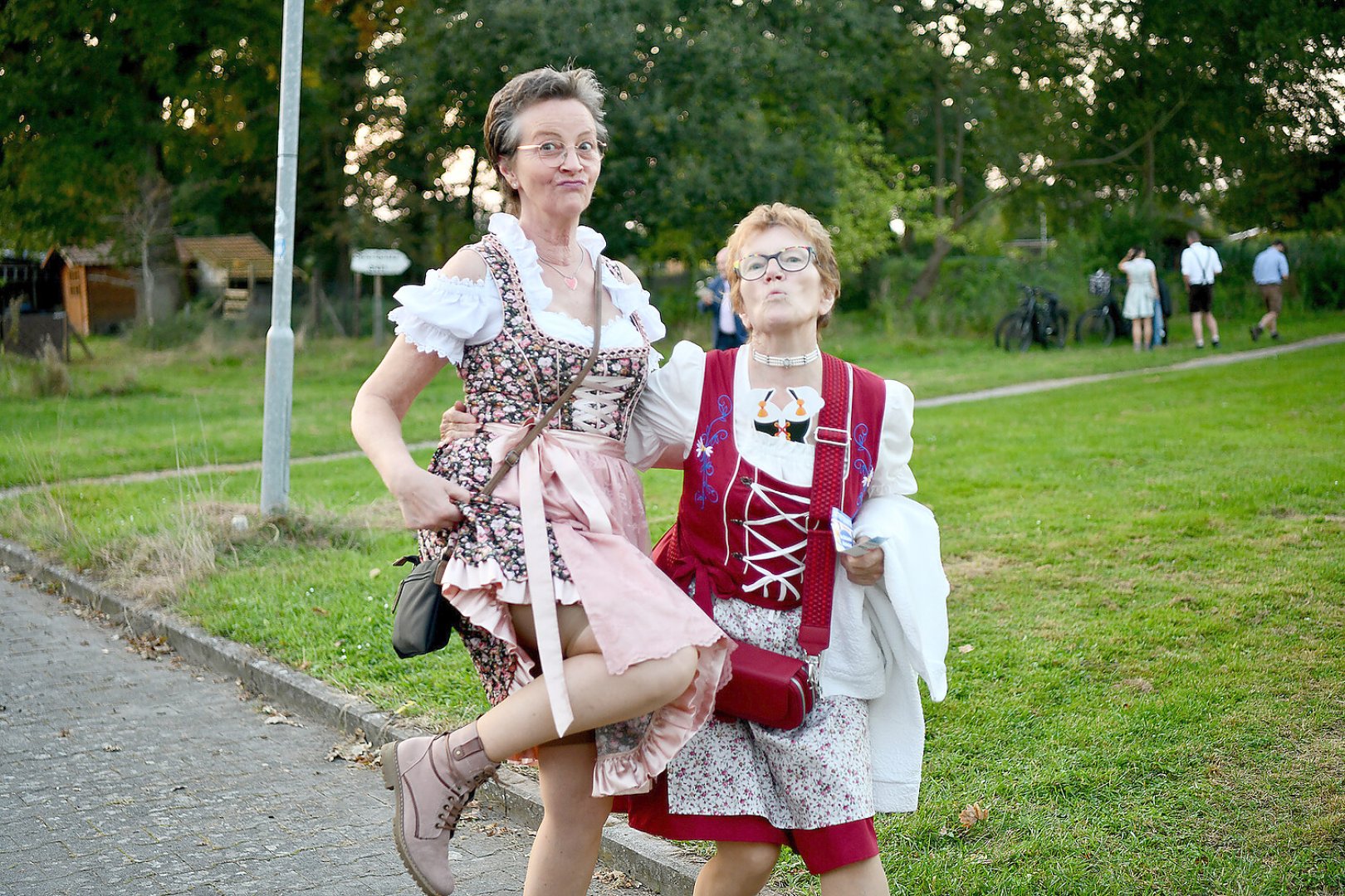 Stimmung bei Oktoberfest in Holtland steigt - Bild 2