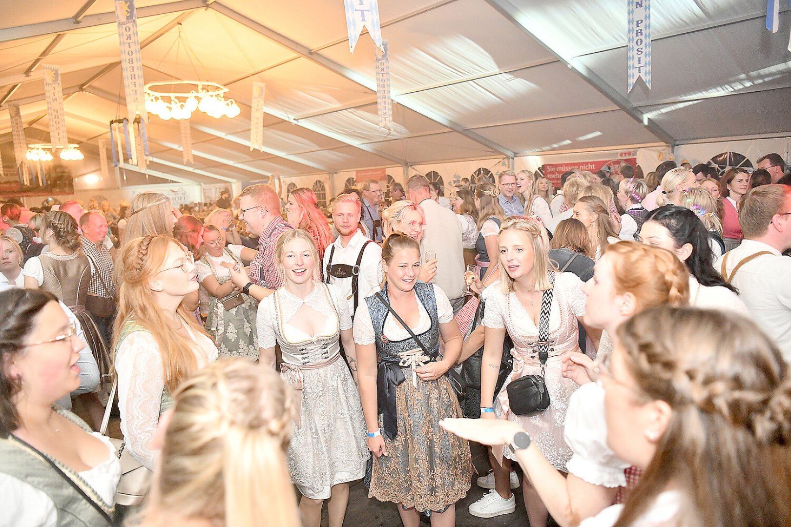 Stimmung bei Oktoberfest in Holtland steigt - Bild 6