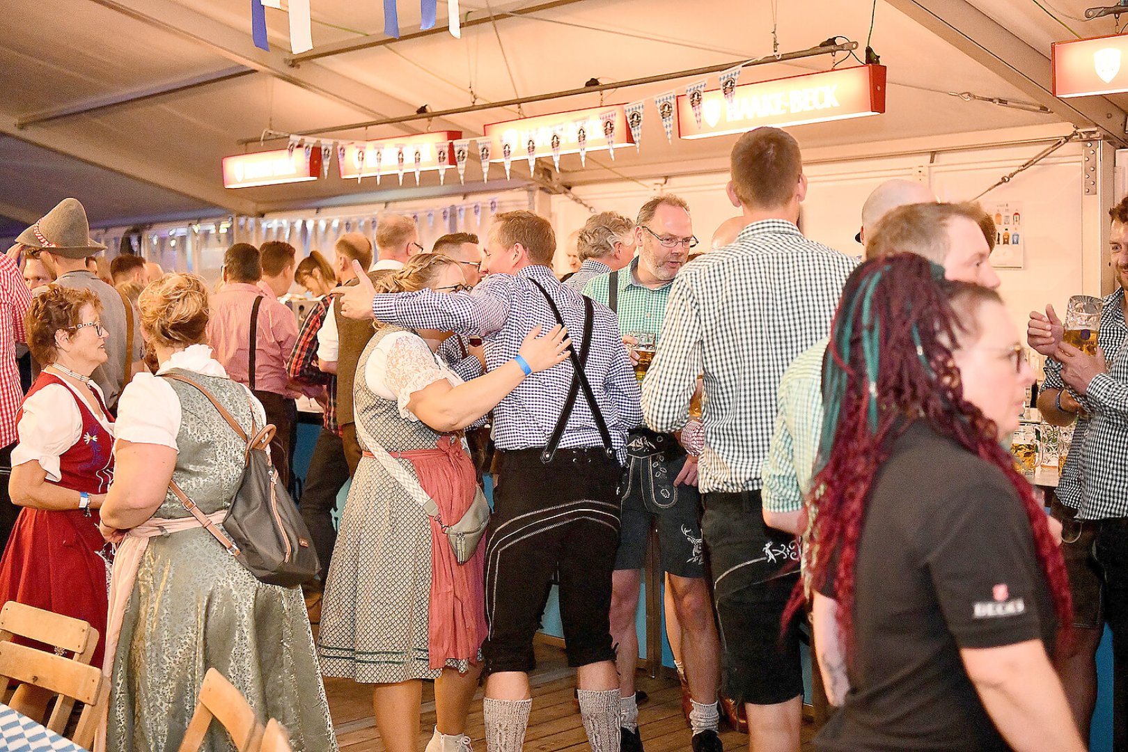 Stimmung bei Oktoberfest in Holtland steigt - Bild 7