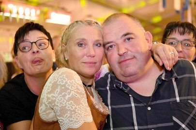 Stimmung bei Oktoberfest in Holtland steigt - Bild 12