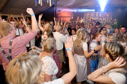 Stimmung bei Oktoberfest in Holtland steigt - Bild 15