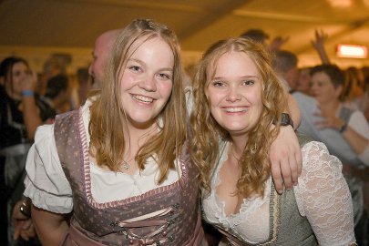 Stimmung bei Oktoberfest in Holtland steigt - Bild 17