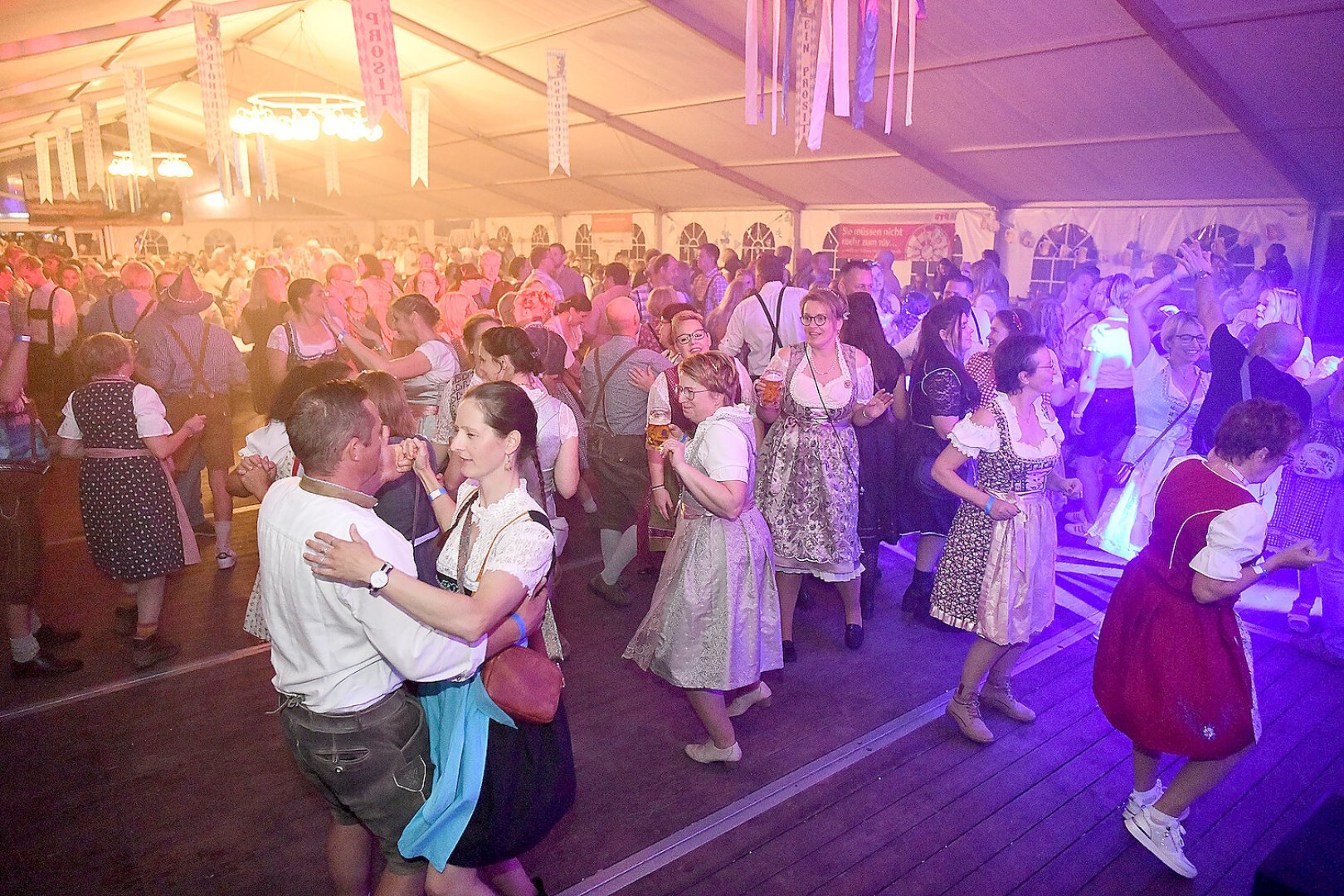 Stimmung bei Oktoberfest in Holtland steigt - Bild 18