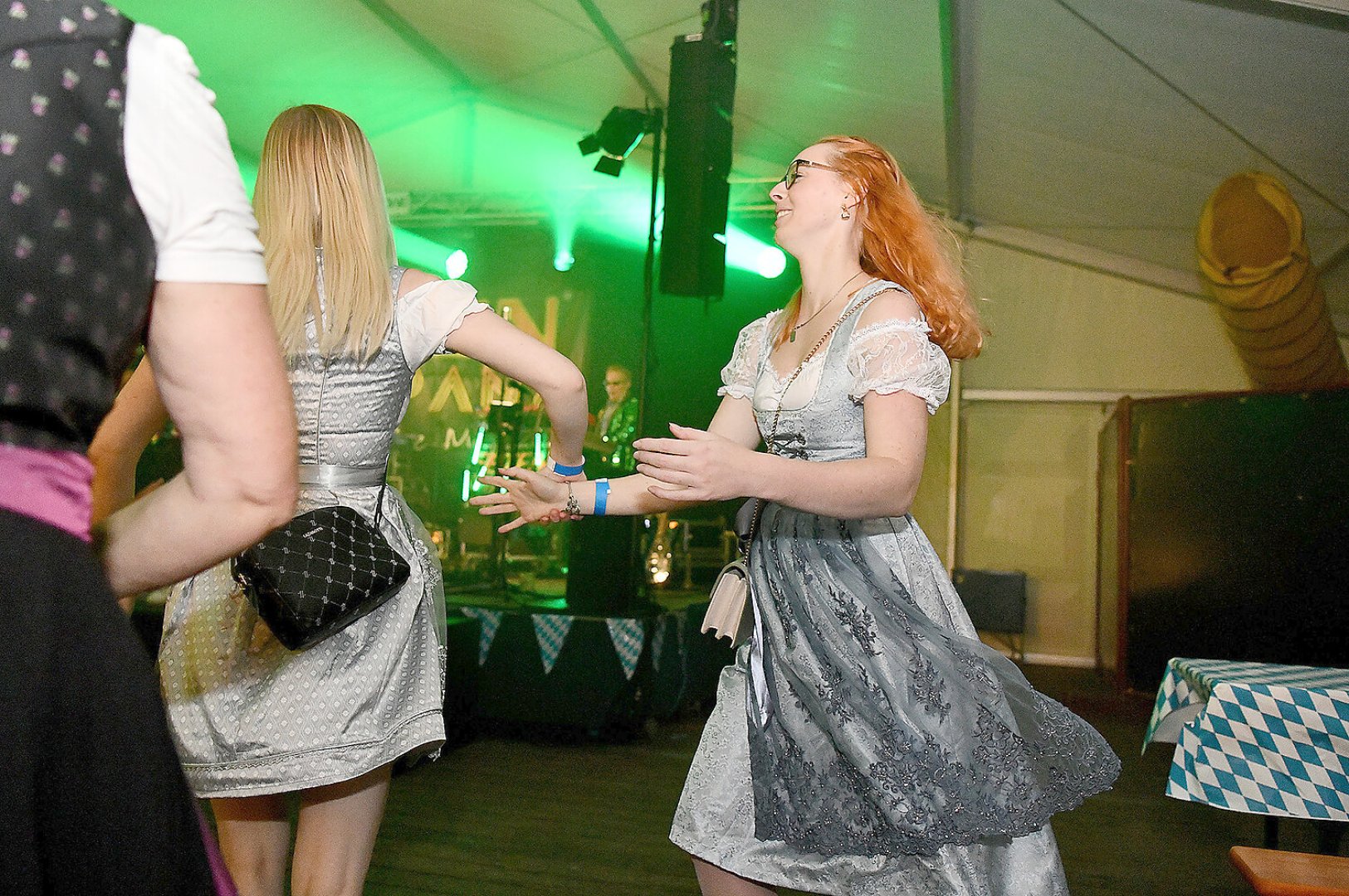 Stimmung bei Oktoberfest in Holtland steigt - Bild 26