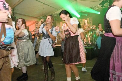 Stimmung bei Oktoberfest in Holtland steigt - Bild 27