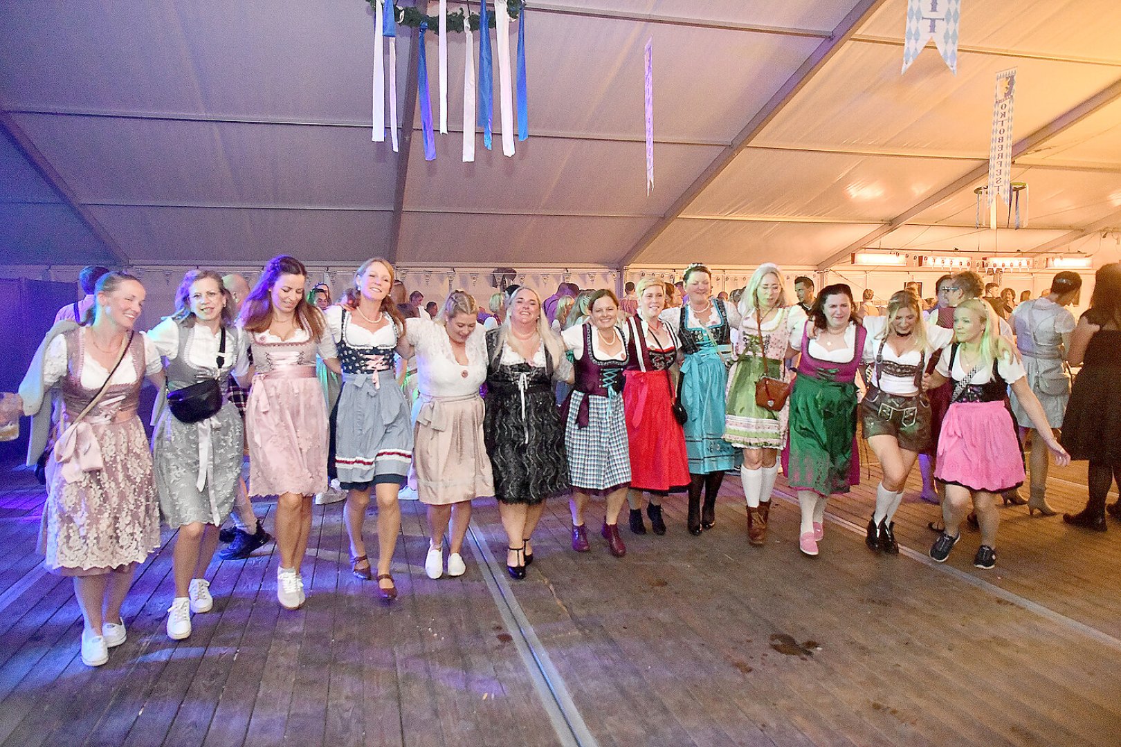 Stimmung bei Oktoberfest in Holtland steigt - Bild 31