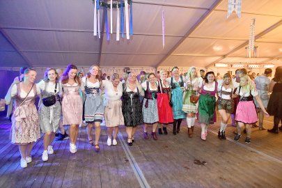 Stimmung bei Oktoberfest in Holtland steigt - Bild 31