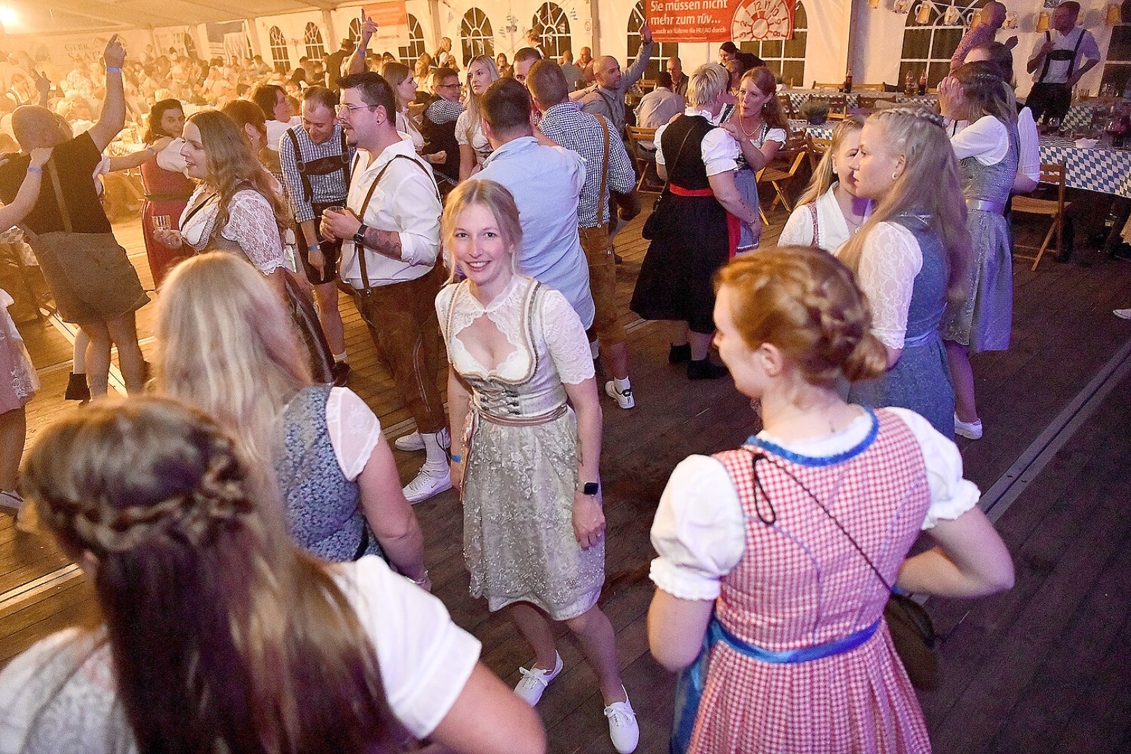 Stimmung bei Oktoberfest in Holtland steigt - Bild 35